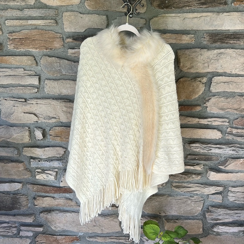 Beautiful fringed poncho with faux fur. I think it’s a 1980s style.